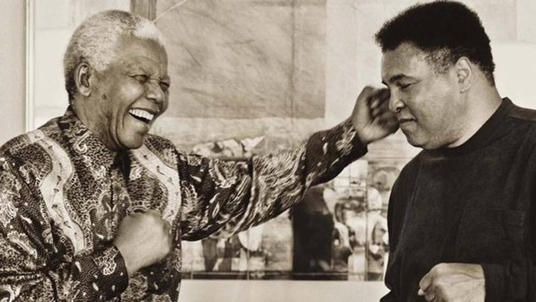 Nelson Mandela e Muhammad Ali: due miti da boxe e lotta per i diritti civili. L’ex campione del mondo dei massimi ha incontrato il leader dell’African National Congress e gli ha regalato i guantoni autografati.